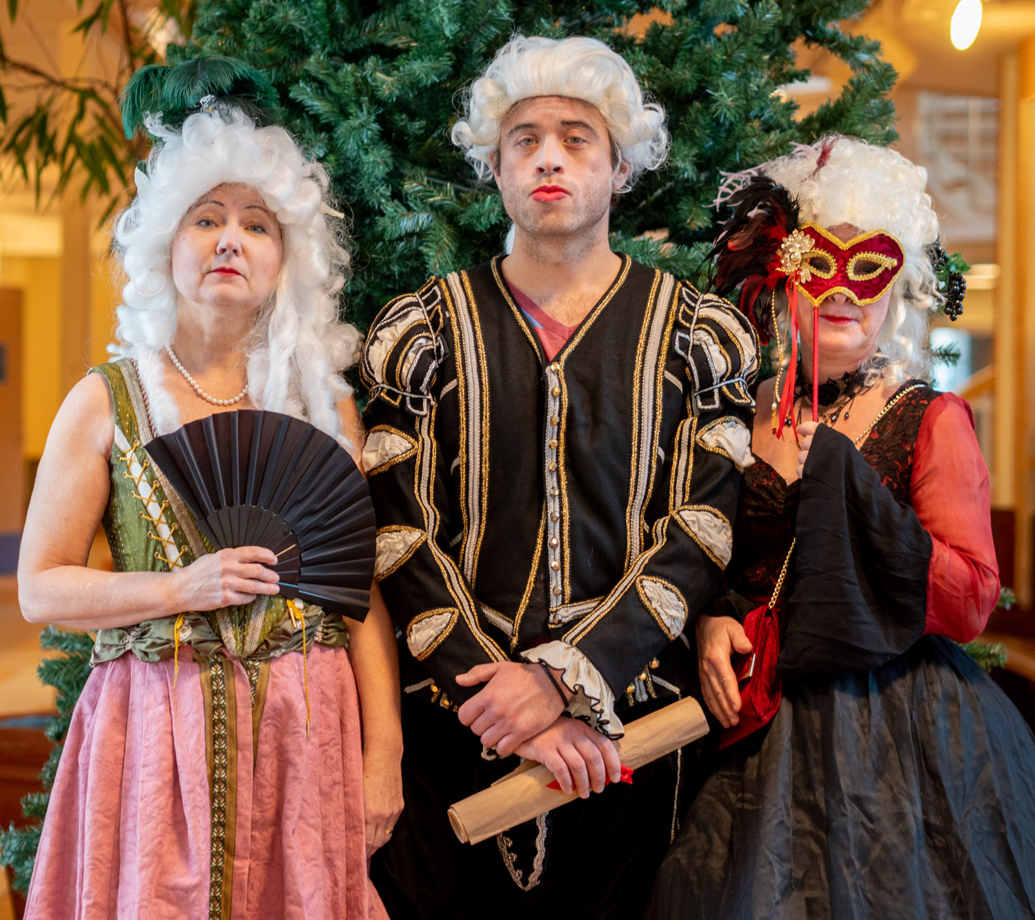 Jacob Brömster som Peter Artedi flankerad av Maria Mörtzell och Eva-Karin Sjödin