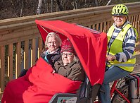 Elin Nyberg och Ingrid Berg på cykeltur med Anne-Marie Löweneke